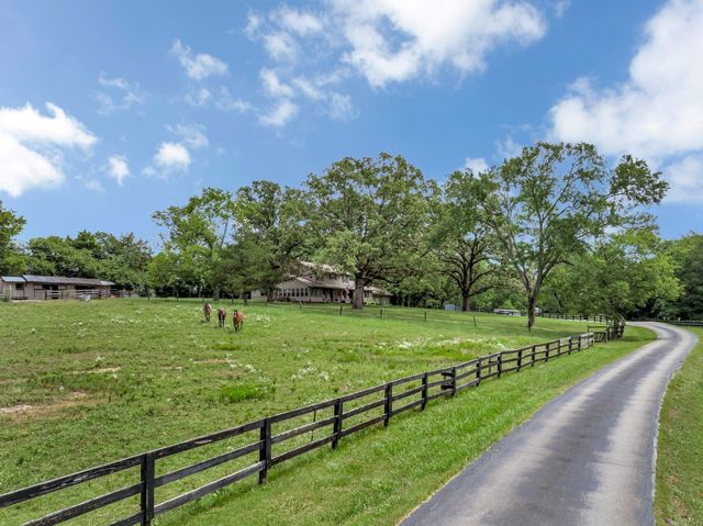 1693 Coles Ferry Pike, Lebanon, TN 37087