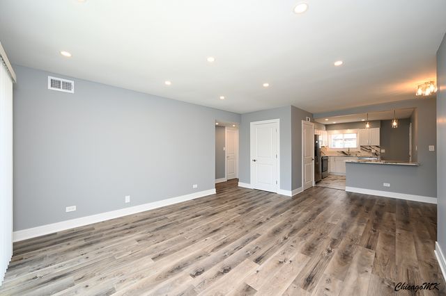 9381 Bay Colony Drive 3S, Des Plaines, IL 60016