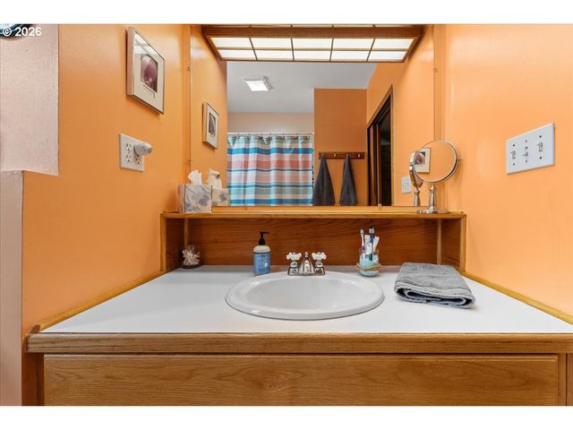 2956 Ne 34TH Ave, Portland, OR 97212