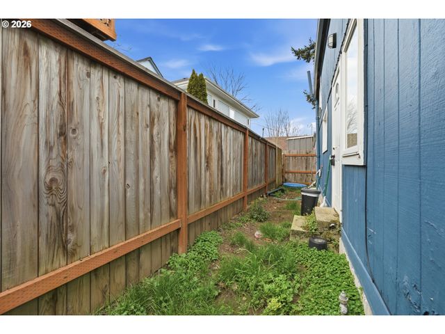 6712 Se PARDEE St A, Portland, OR 97206