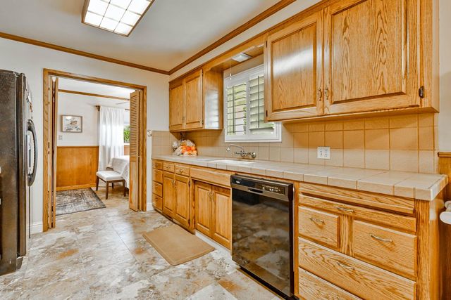 218 W Fountain Way, Fresno, CA 93705