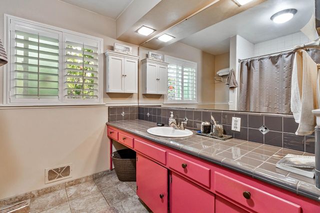 218 W Fountain Way, Fresno, CA 93705