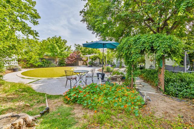 218 W Fountain Way, Fresno, CA 93705