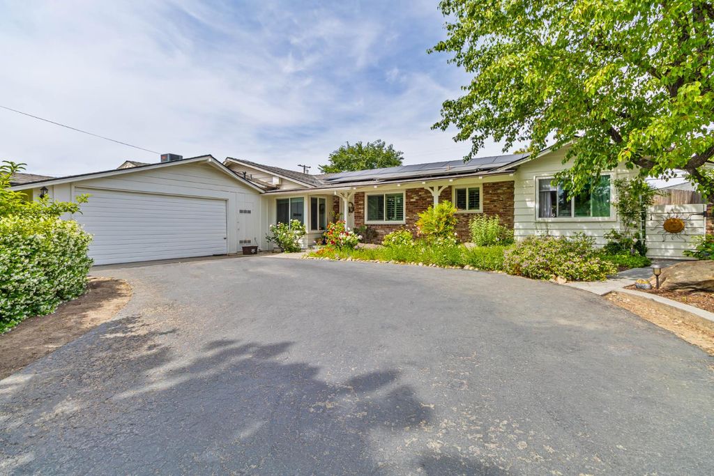 218 W Fountain Way, Fresno, CA 93705