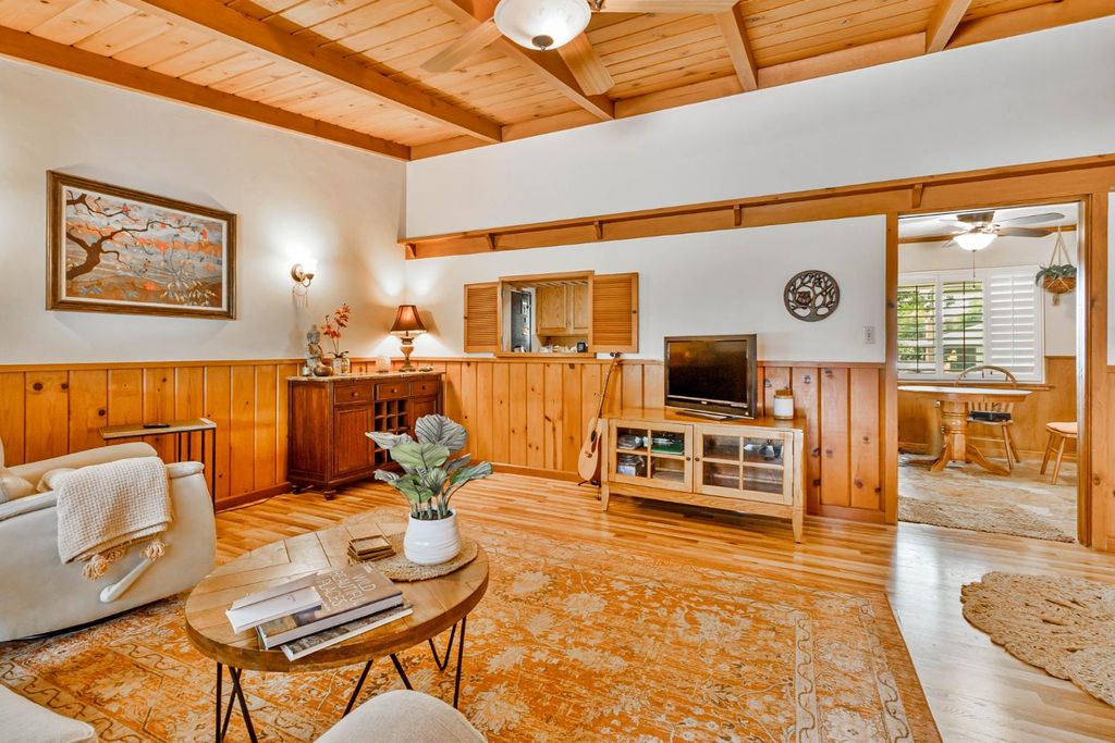 Image 10 of property listing at 218 W Fountain Way, Fresno, CA 93705