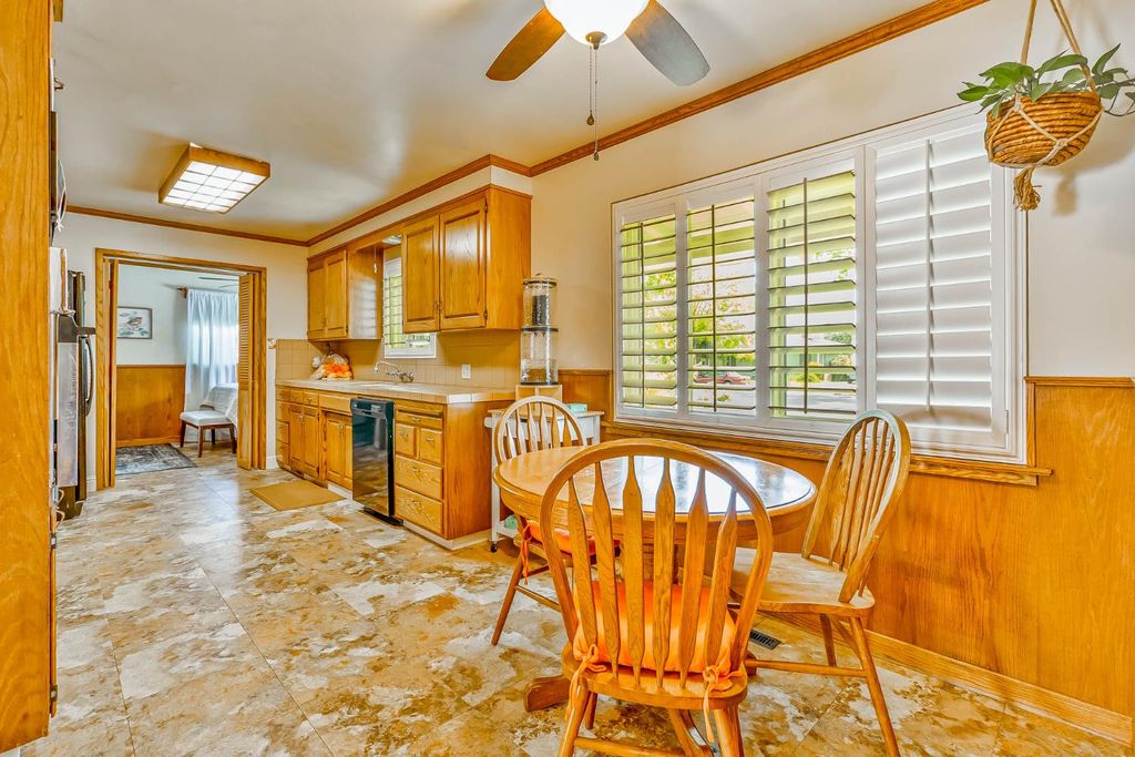 Image 11 of property listing at 218 W Fountain Way, Fresno, CA 93705