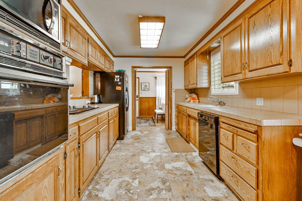 Image 12 of property listing at 218 W Fountain Way, Fresno, CA 93705