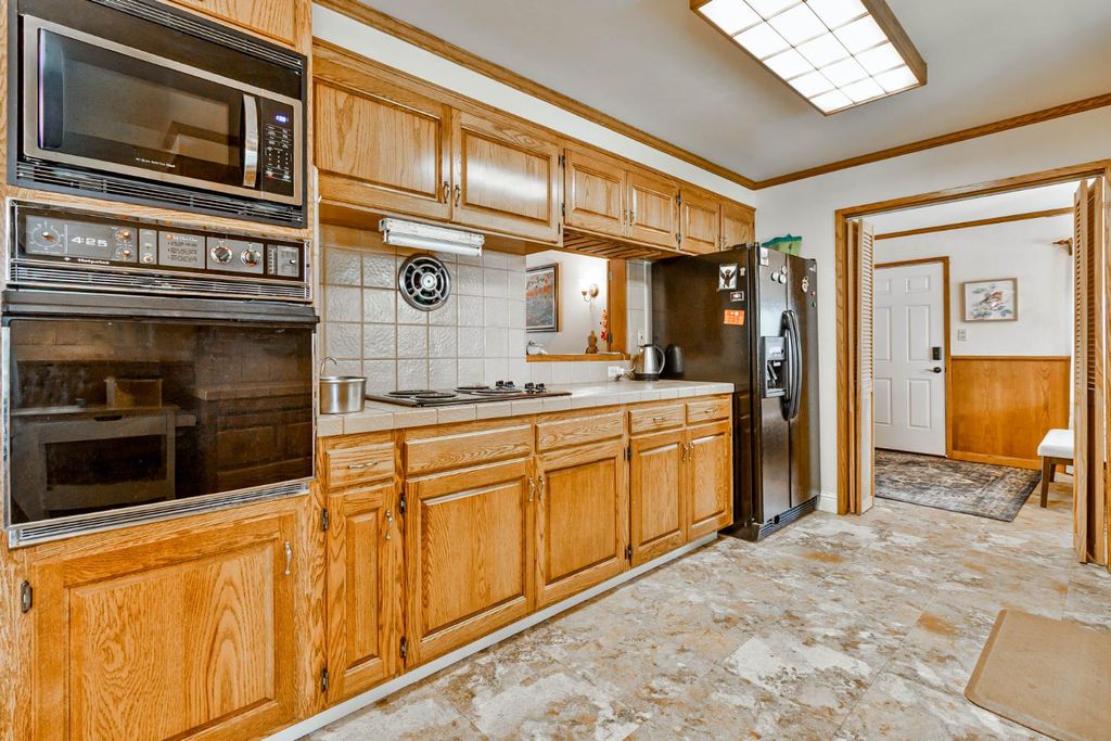 Image 13 of property listing at 218 W Fountain Way, Fresno, CA 93705