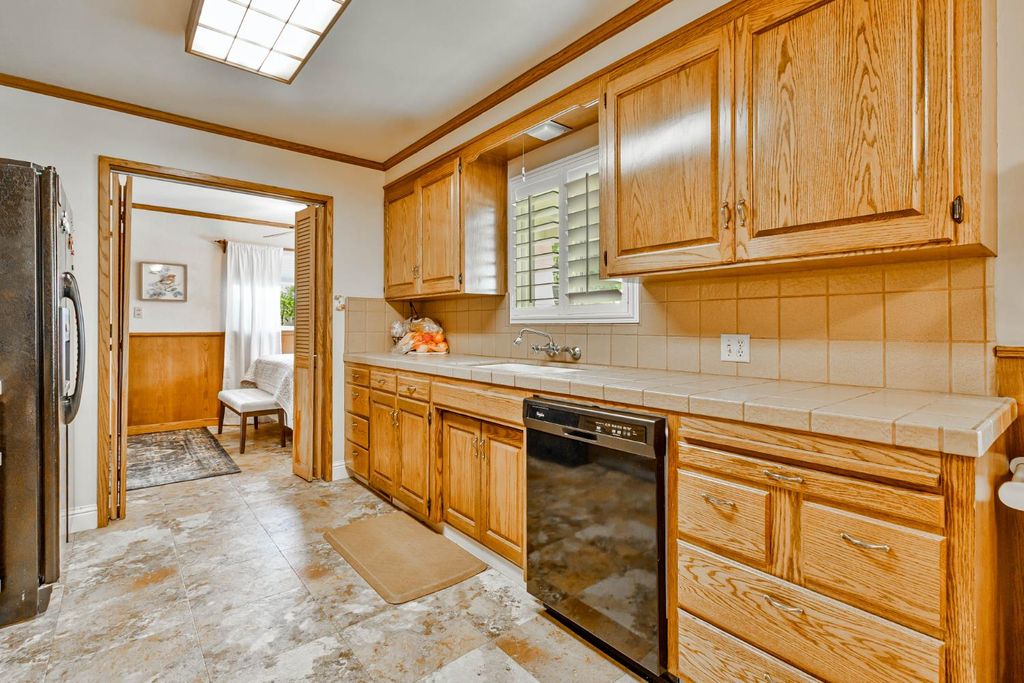 Image 14 of property listing at 218 W Fountain Way, Fresno, CA 93705