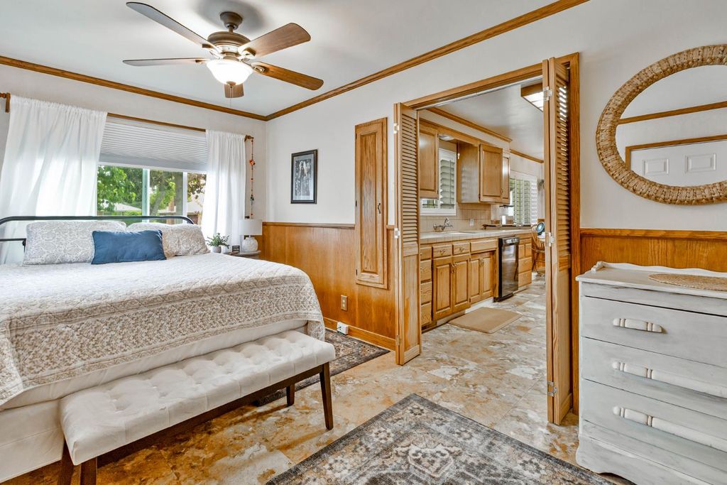 Image 15 of property listing at 218 W Fountain Way, Fresno, CA 93705