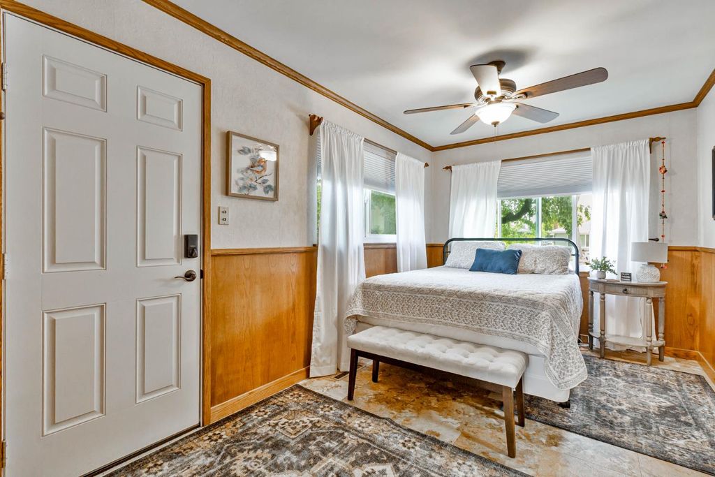 Image 16 of property listing at 218 W Fountain Way, Fresno, CA 93705