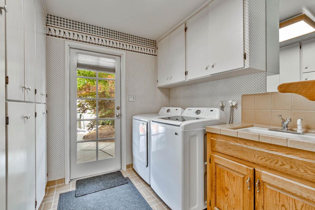 Image 17 of property listing at 218 W Fountain Way, Fresno, CA 93705