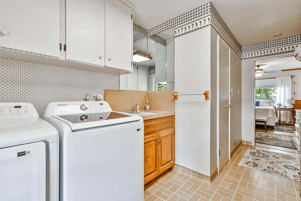 Image 18 of property listing at 218 W Fountain Way, Fresno, CA 93705
