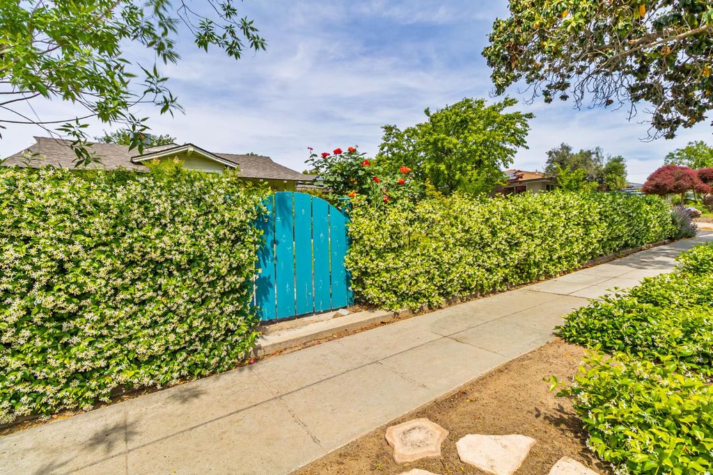 Image 2 of property listing at 218 W Fountain Way, Fresno, CA 93705