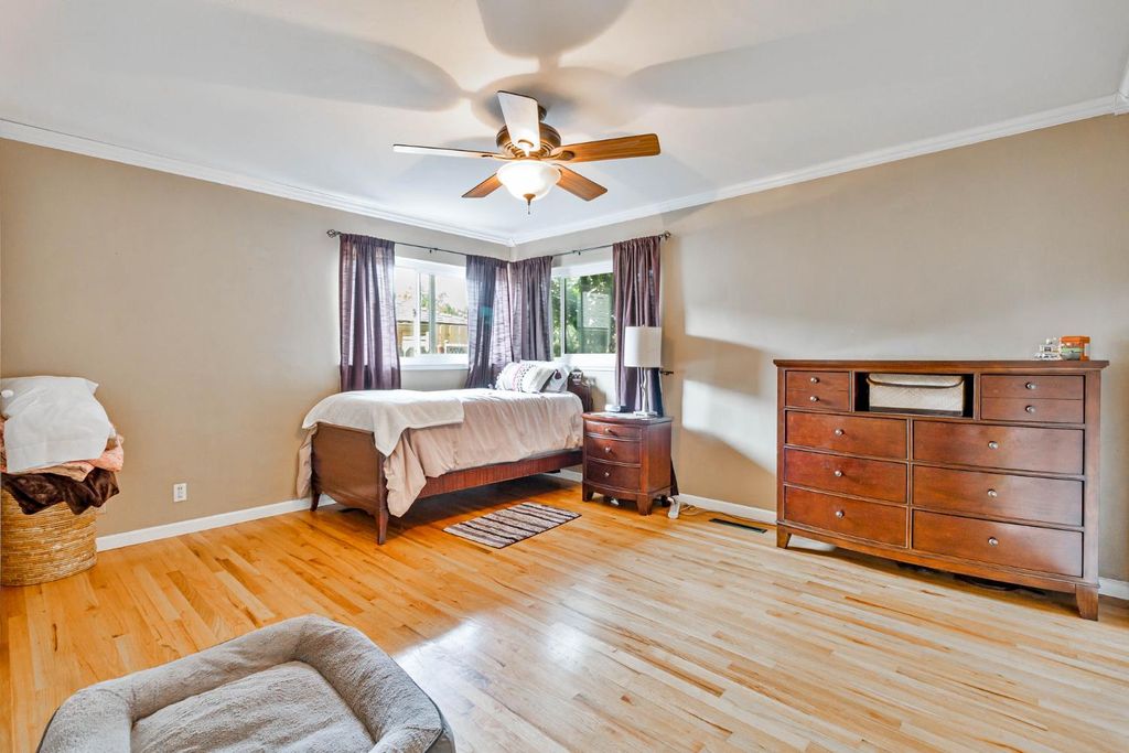 Image 21 of property listing at 218 W Fountain Way, Fresno, CA 93705