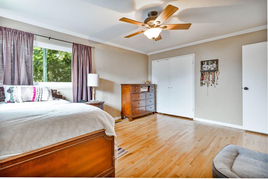 Image 22 of property listing at 218 W Fountain Way, Fresno, CA 93705