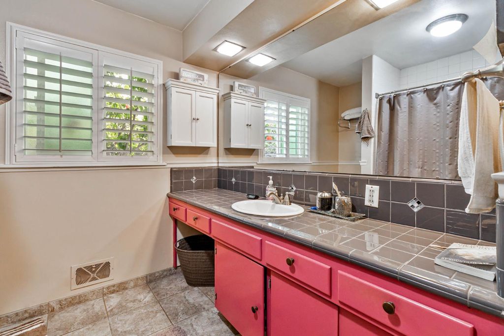 Image 23 of property listing at 218 W Fountain Way, Fresno, CA 93705