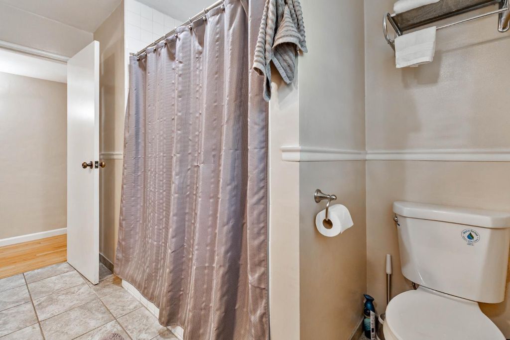 Image 24 of property listing at 218 W Fountain Way, Fresno, CA 93705