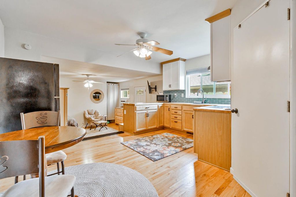 Image 25 of property listing at 218 W Fountain Way, Fresno, CA 93705