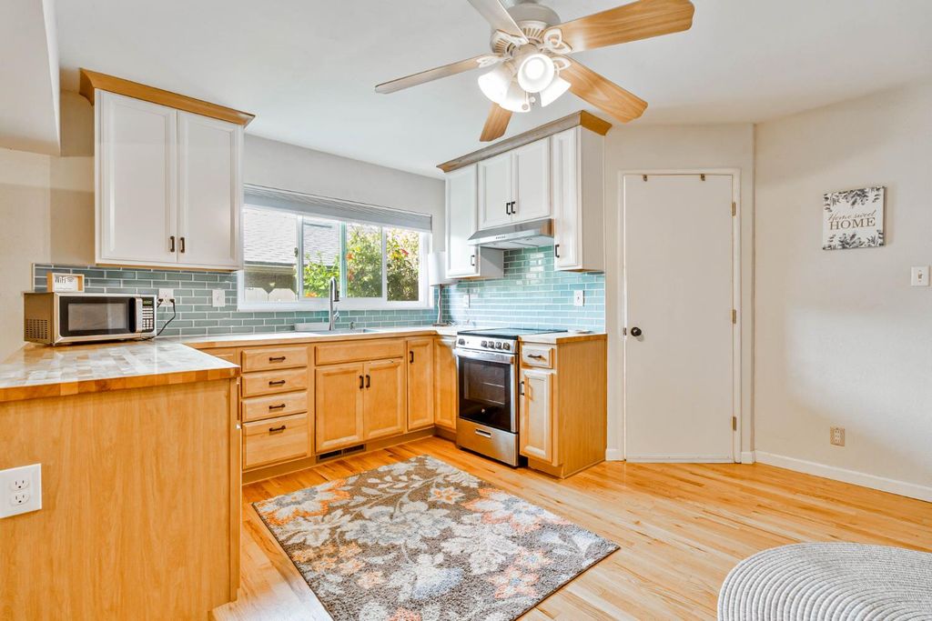 Image 26 of property listing at 218 W Fountain Way, Fresno, CA 93705