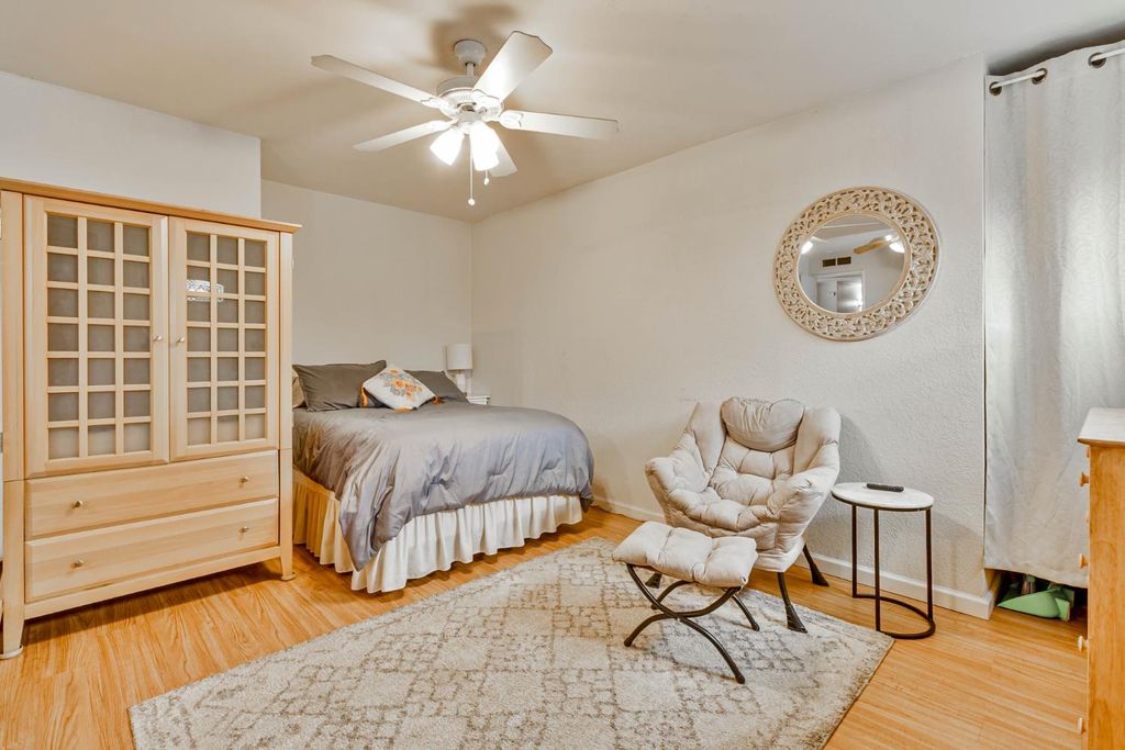 Image 27 of property listing at 218 W Fountain Way, Fresno, CA 93705