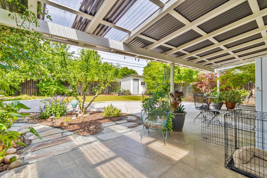 Image 29 of property listing at 218 W Fountain Way, Fresno, CA 93705
