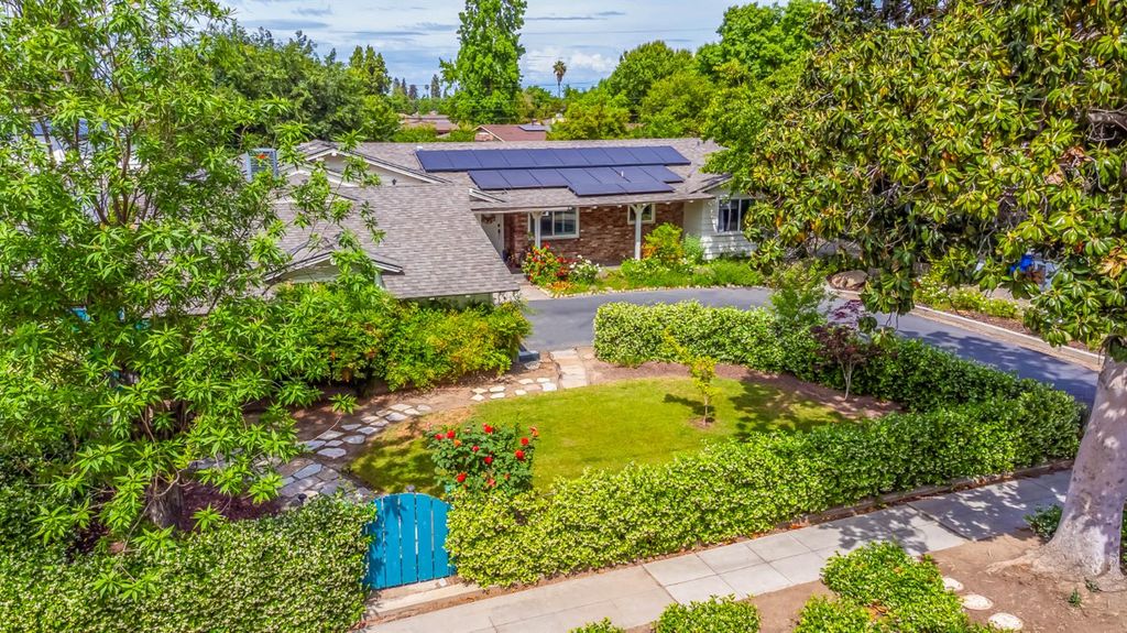 Image 3 of property listing at 218 W Fountain Way, Fresno, CA 93705