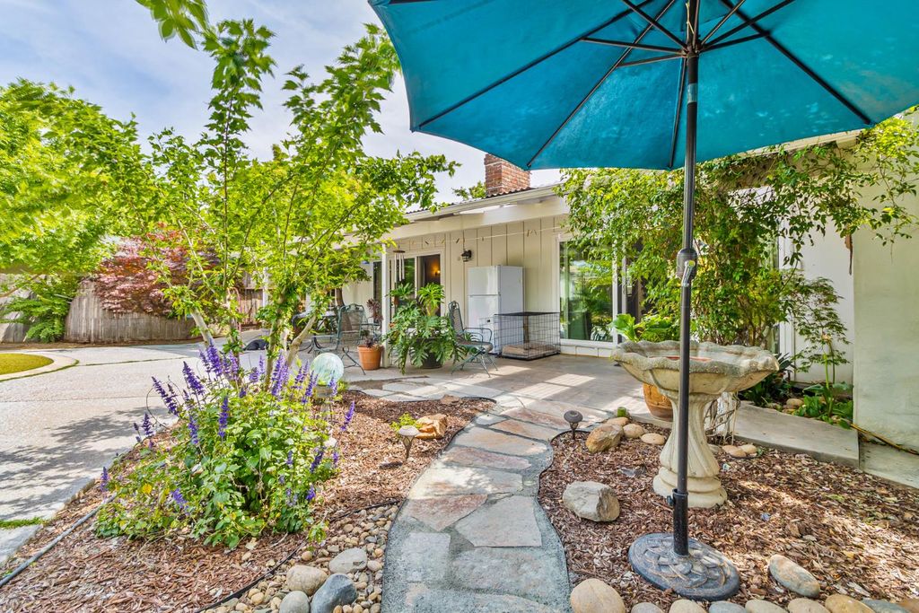 Image 30 of property listing at 218 W Fountain Way, Fresno, CA 93705