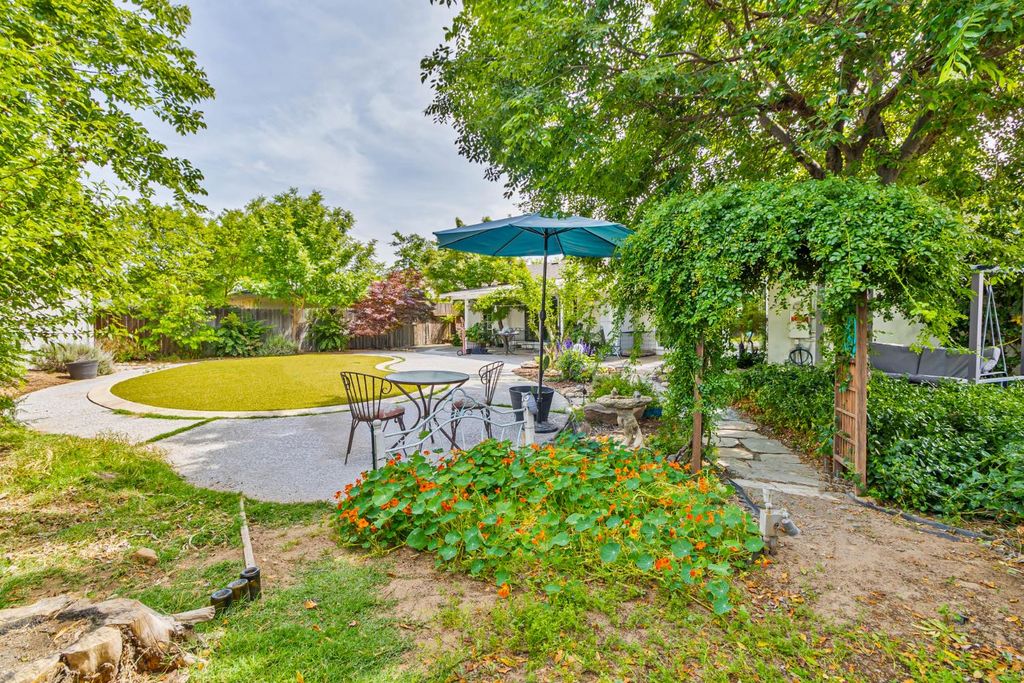Image 31 of property listing at 218 W Fountain Way, Fresno, CA 93705