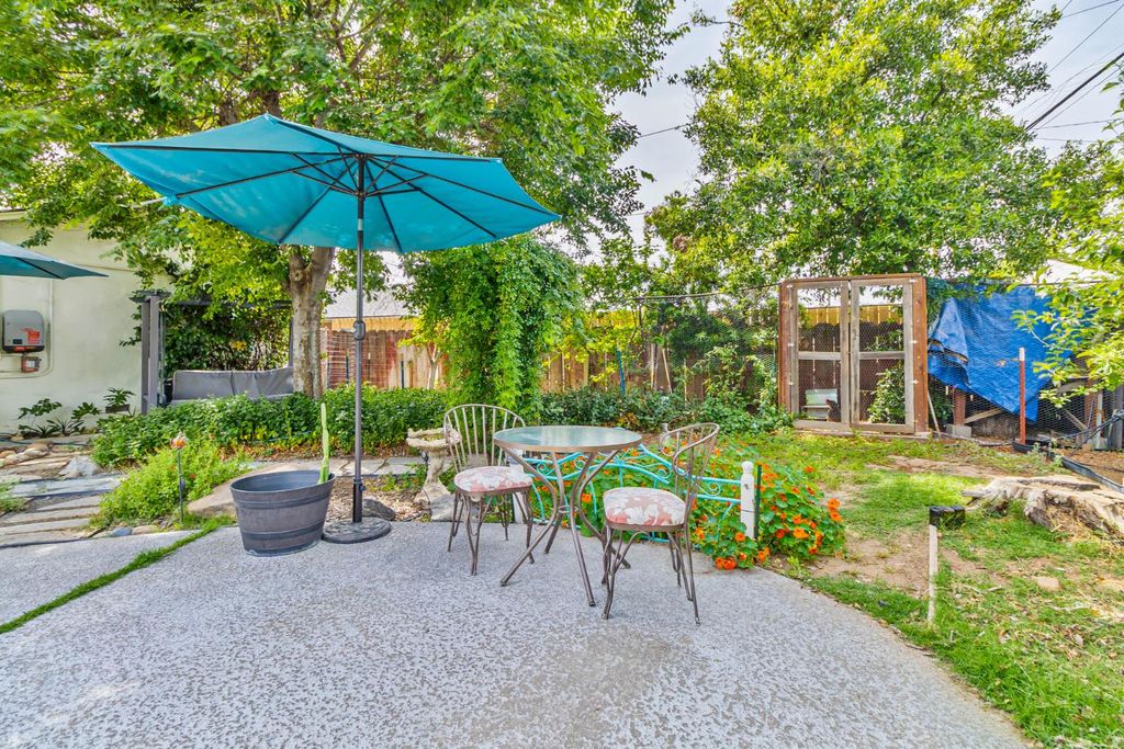 Image 32 of property listing at 218 W Fountain Way, Fresno, CA 93705