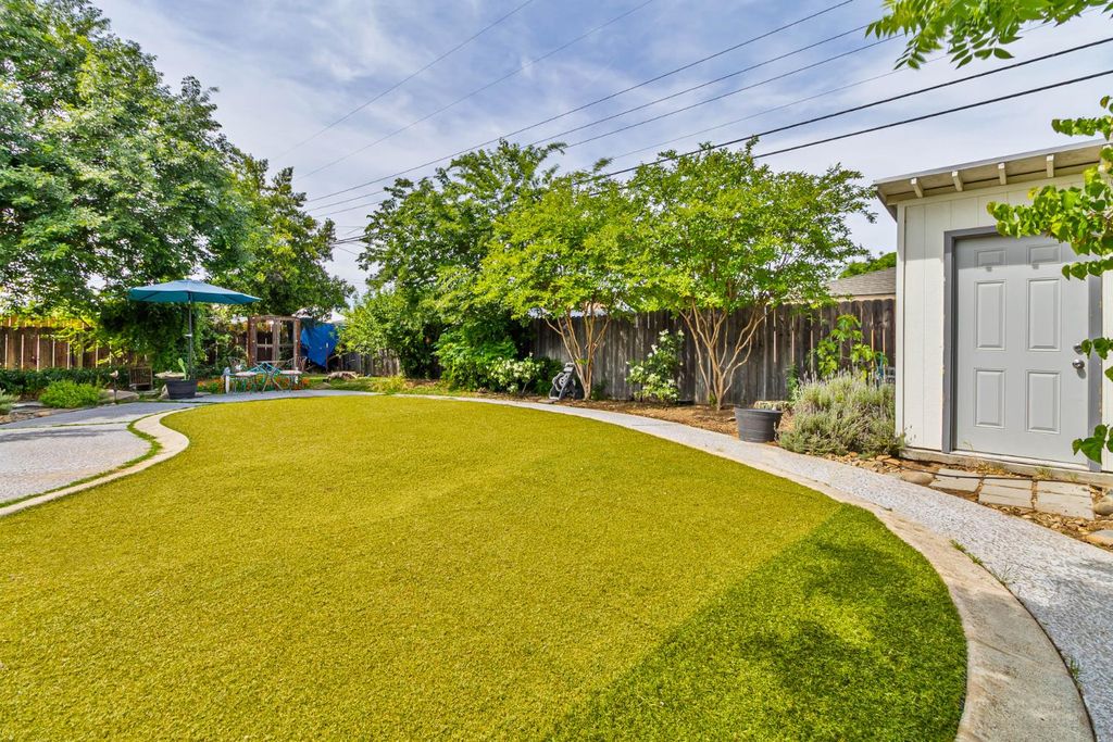 Image 33 of property listing at 218 W Fountain Way, Fresno, CA 93705