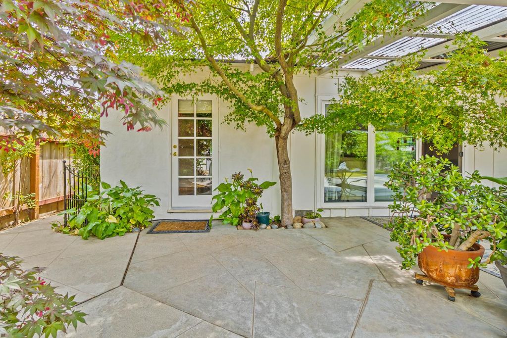 Image 34 of property listing at 218 W Fountain Way, Fresno, CA 93705