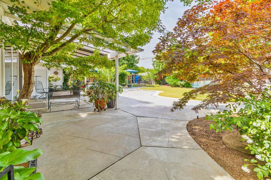 Image 35 of property listing at 218 W Fountain Way, Fresno, CA 93705