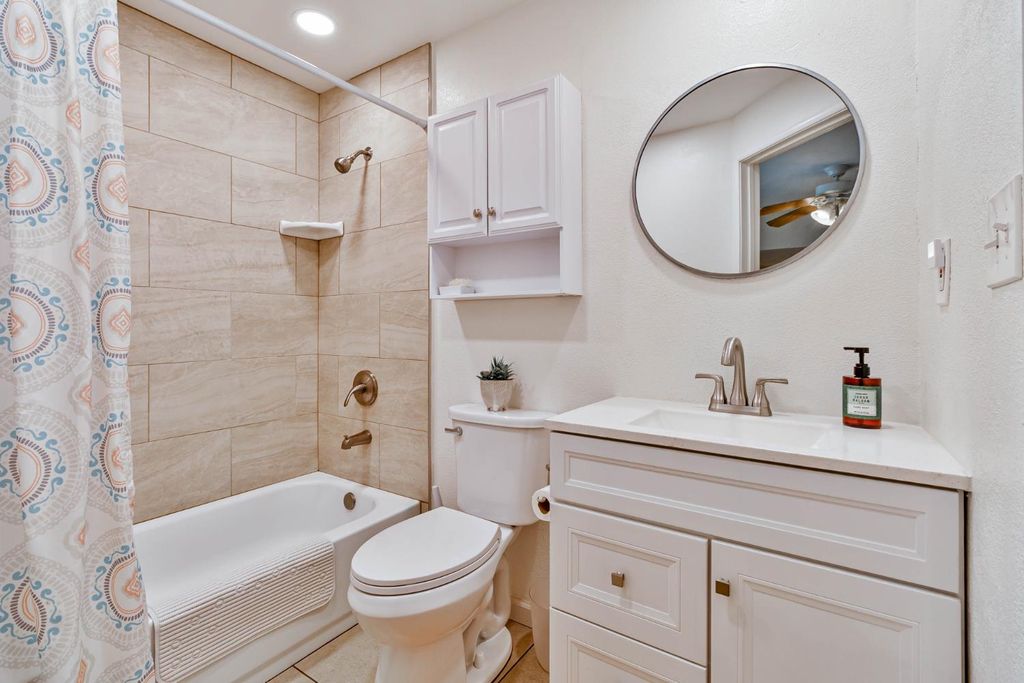 Image 36 of property listing at 218 W Fountain Way, Fresno, CA 93705