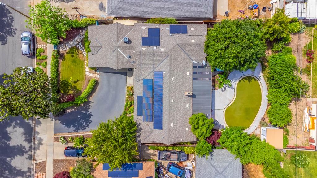 Image 37 of property listing at 218 W Fountain Way, Fresno, CA 93705