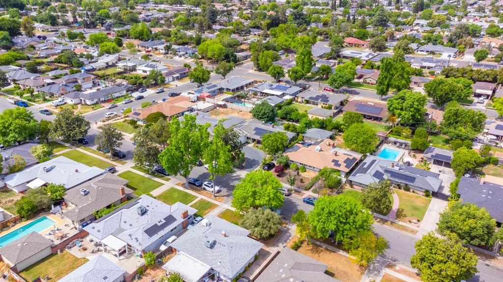 Image 38 of property listing at 218 W Fountain Way, Fresno, CA 93705