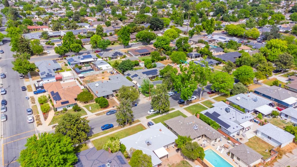 Image 39 of property listing at 218 W Fountain Way, Fresno, CA 93705