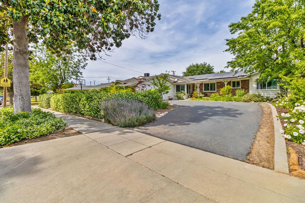 Image 4 of property listing at 218 W Fountain Way, Fresno, CA 93705