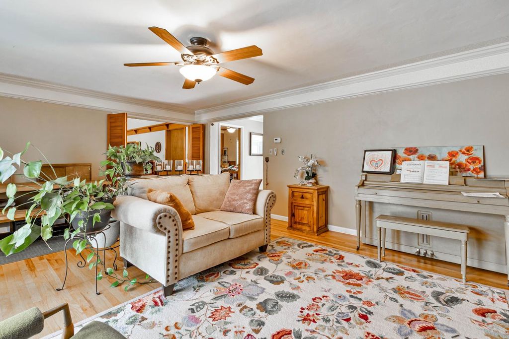 Image 6 of property listing at 218 W Fountain Way, Fresno, CA 93705