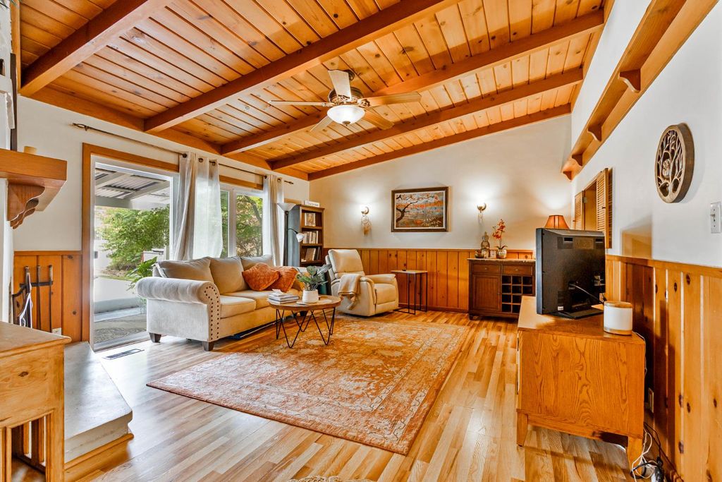 Image 8 of property listing at 218 W Fountain Way, Fresno, CA 93705