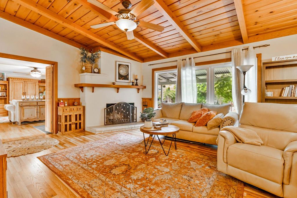 Image 9 of property listing at 218 W Fountain Way, Fresno, CA 93705