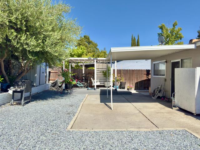 5813 Bamford Dr, Sacramento, CA 95823
