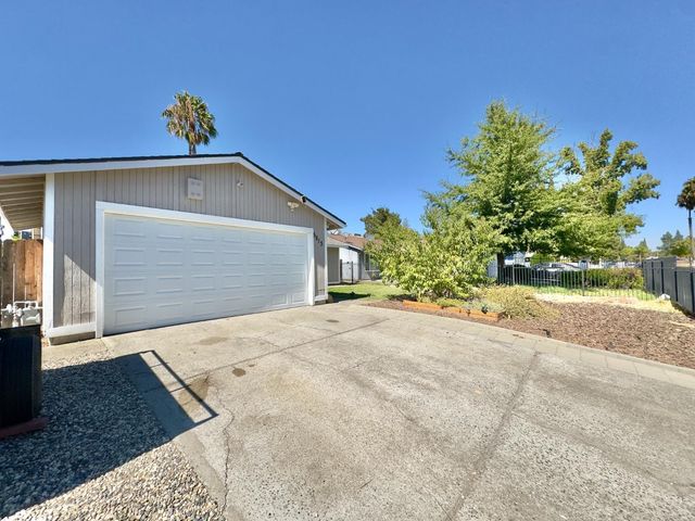 5813 Bamford Dr, Sacramento, CA 95823