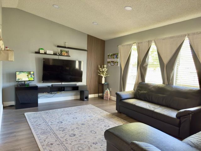 5813 Bamford Dr, Sacramento, CA 95823