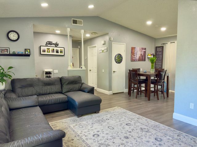 5813 Bamford Dr, Sacramento, CA 95823