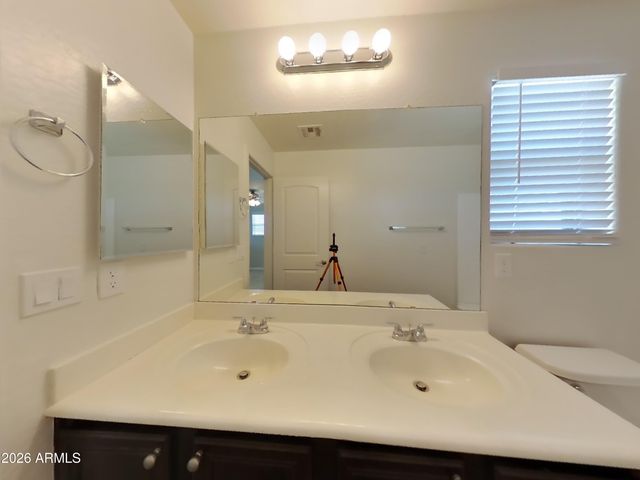 880 W BUSA Drive, San Tan Valley, AZ 85143
