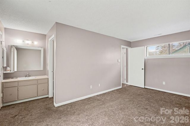 6107 Bent Tree Court, Charlotte, NC 28212