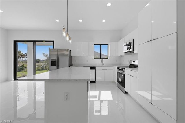 602 NW 25th TER, Cape Coral, FL 33993