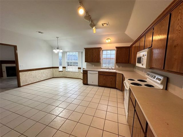 628 NW 21st Street, Moore, OK 73160