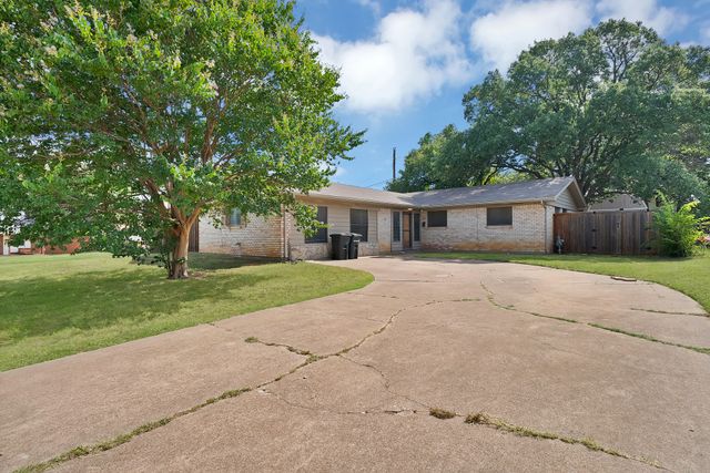 509 Henslee Drive, Euless, TX 76040